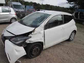 Damaged car Toyota Aygo 1.0 X - 5 Drs 2016/5