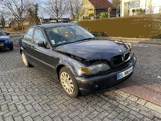 damaged passenger cars BMW 3-serie 3181 sedan 2002/8