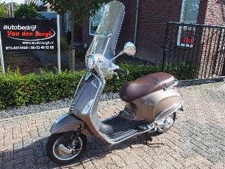 Vaurioauto  scooters Vespa  Primavera 4T Snor 2015/5