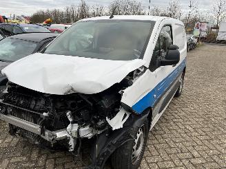 uszkodzony samochody osobowe Peugeot Partner 1.5 HDI 2020/2