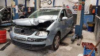 damaged commercial vehicles Volkswagen Touran 1.6 16v FSI Business 2006/7