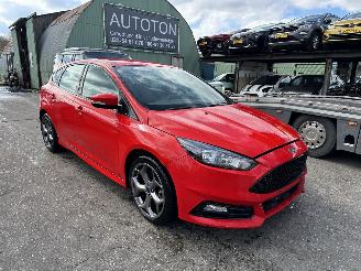 damaged commercial vehicles Ford Focus 2.0 ST 256PK Clima Navi 5-Drs EXPORT 2017/7