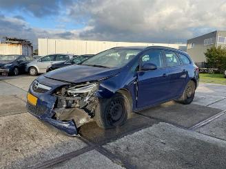 damaged passenger cars Opel Astra Sport Tourer 1.4 Edition 2011/10